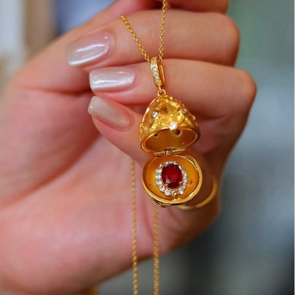 Schat ei medaillon Ruby ketting