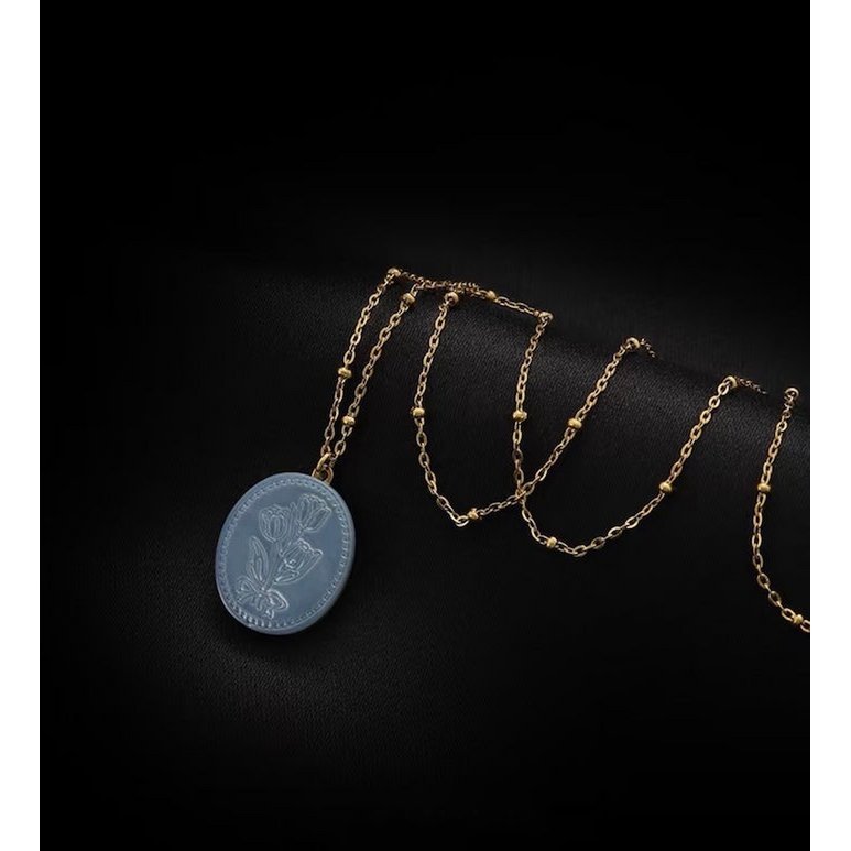 Botanische parelmoer medaillon ketting