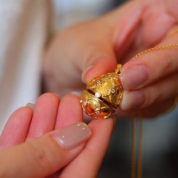 Schat ei medaillon Ruby ketting