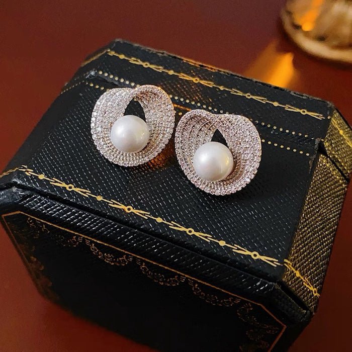 Lichtgevende parel omhelzing Stud Oorbellen