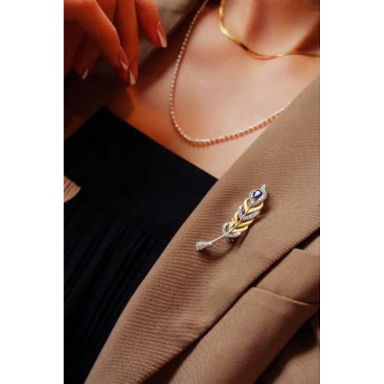Gevederde pracht saffier broche