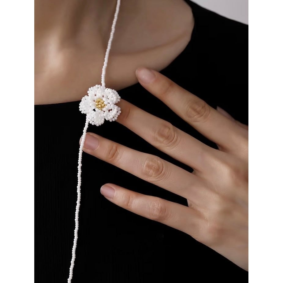 Handgemaakte ketting en oorbellen met madeliefjes