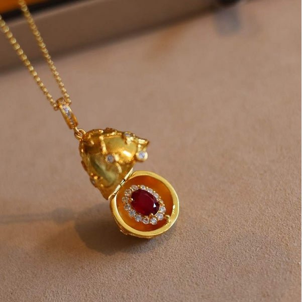 Schat ei medaillon Ruby ketting
